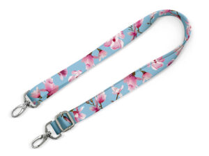 Tracolle per borse personalizzate con stampa a sublimazione full-color, design floreale vivace e accessori metallici resistenti. Disponibile da AMGS Group.
