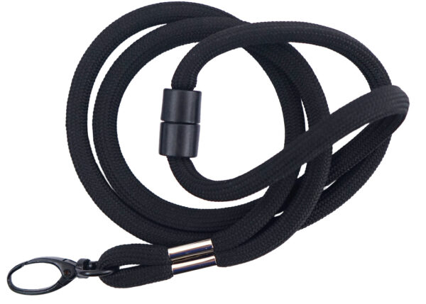 Lanyard tubolare nero con sgancio di sicurezza e stampa sublimatica a colori vivaci, elegante e funzionale. Disponibile con AMGS Group.