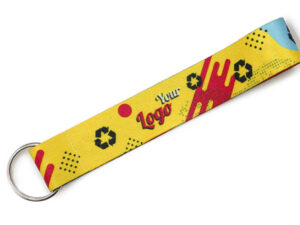 Farbenfroher gelber Polyester-Schlüsselanhänger mit modernem Design, "Your Logo"-Platzierung und Recycling-Symbolen, ideal für dynamisches Branding. Erhältlich bei AMGS Group.