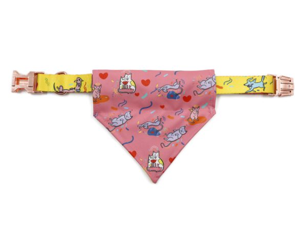 Różowa graficzna reklamowa bandana dla psa z nadrukiem firmowym od AMGS Group!