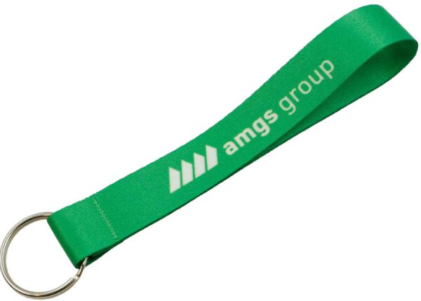 Kompaktes waldgrünes Schlüsselband aus strapazierfähigem Polyester, ideal als nachhaltiges Marketingtool für Ihre grüne Botschaft. Entdecken Sie das Angebot der AMGS Group.
