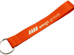 Dynamisches orangefarbenes Schlüsselband aus Polyester, perfekt als kompakter und wirkungsvoller Werbeartikel für Ihre Kampagnen. Entdecken Sie das Angebot der AMGS Group.