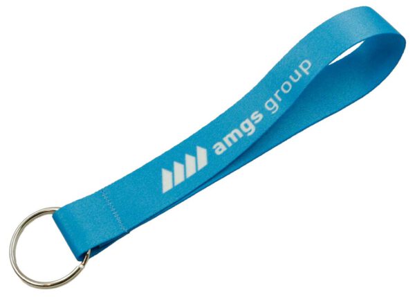 Robuster kurzer Schlüsselanhänger in elegantem Blau mit Metallring, ideal für eine prägnante Markenbotschaft. Erhältlich bei AMGS Group.