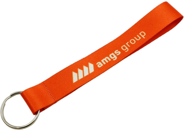 Dynamisches orangefarbenes Schlüsselband aus Polyester, perfekt als kompakter und wirkungsvoller Werbeartikel für Ihre Kampagnen. Entdecken Sie das Angebot der AMGS Group.
