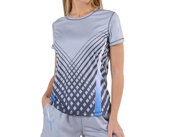 Sport Sublimated women's T-shirt. Women’s sublimated SPORT T-shirt in shades of grey with a geometric print and contrasting blue accents. Lightweight, breathable fabric ensures comfort during physical activity. Discover this model in the AMGS Group offer.