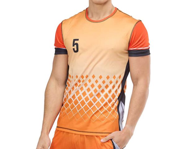 Maglietta tecnica uomo elasticizzata, tessuto poliestere leggero ad asciugatura rapida, design arancione disponibile da AMGS Group.